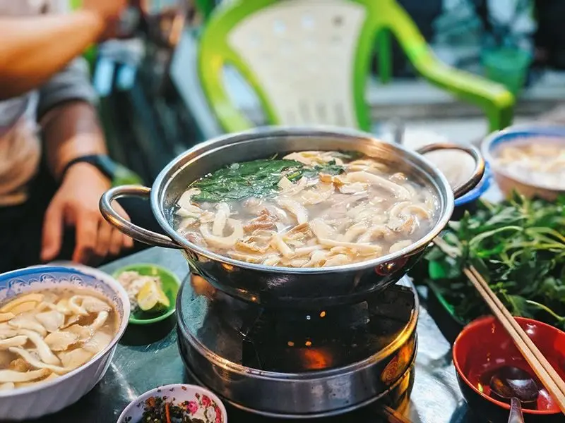 Lẩu gà lá é