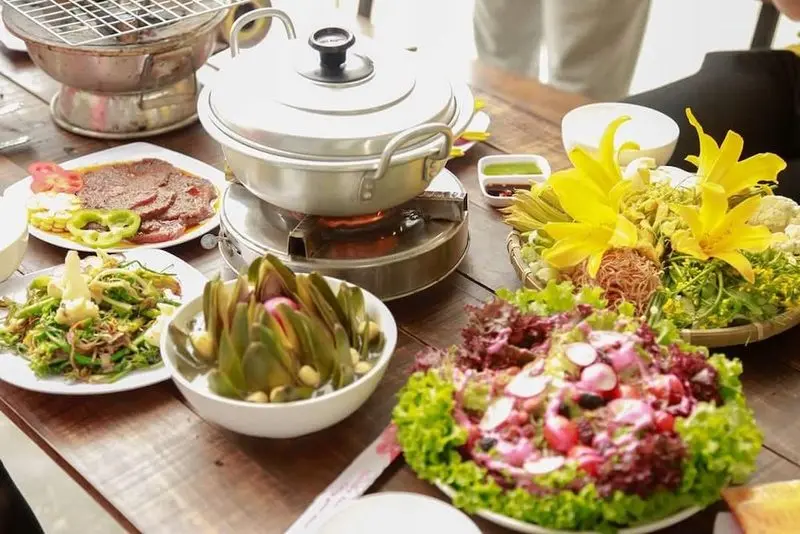 Lẩu hoa Ngôi Nhà Bay Đà Lạt