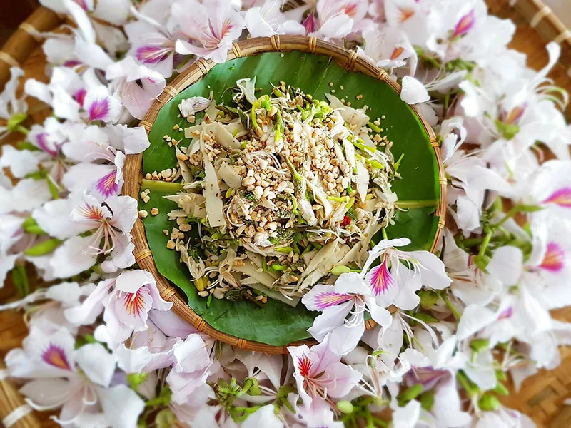Canh xương nấu hoa ban