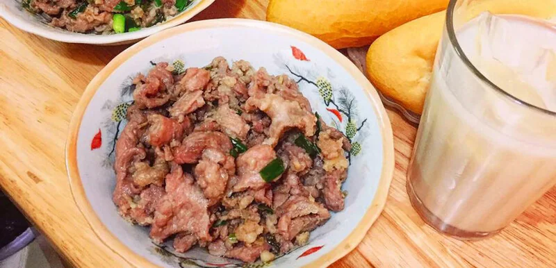 Bún hải sản đầy topping