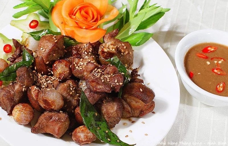 Thịt dê, cơm cháy nhà hàng Hoàng Long