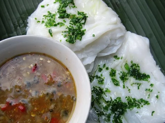 Ăn kết hợp với các loại rau, thịt và bánh tráng