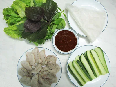Món ruột cá kho chấm với cà dĩa