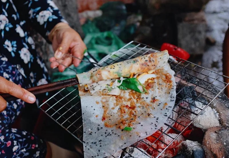 Bánh tráng nướng khu Bờ Kè