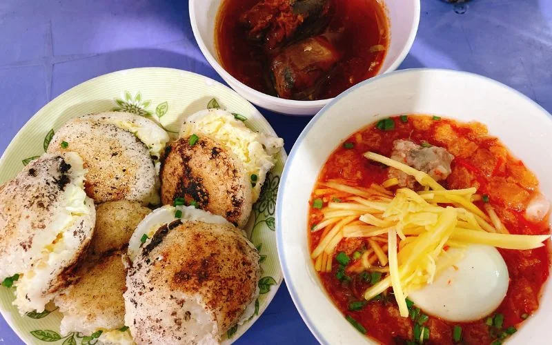 Quán bánh căn Cô Phú