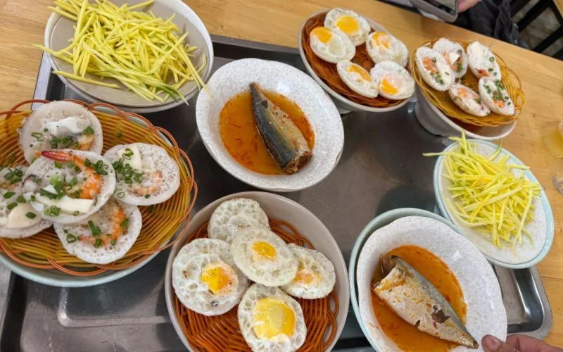Quán bánh căn Phan Thiết Tám