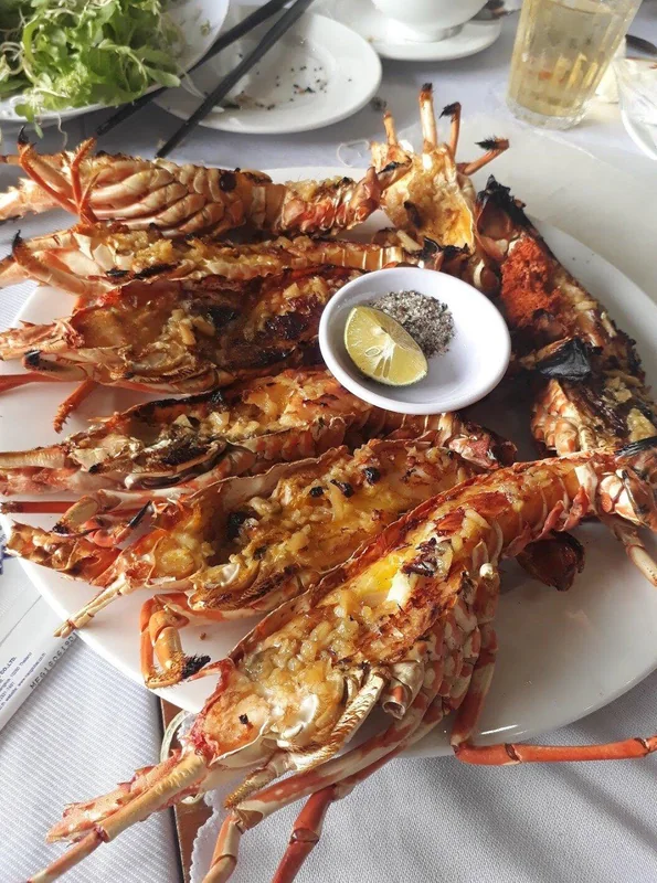 Quán Cửa Nhật Lệ