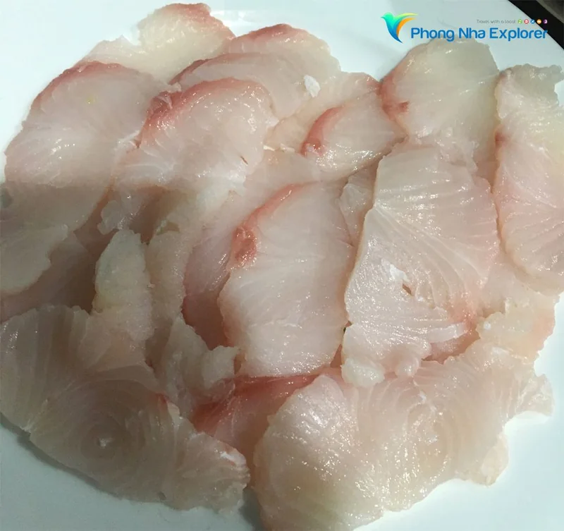 Cá nghéo bao tử Quảng Bình hấp sả cuốn rau sống