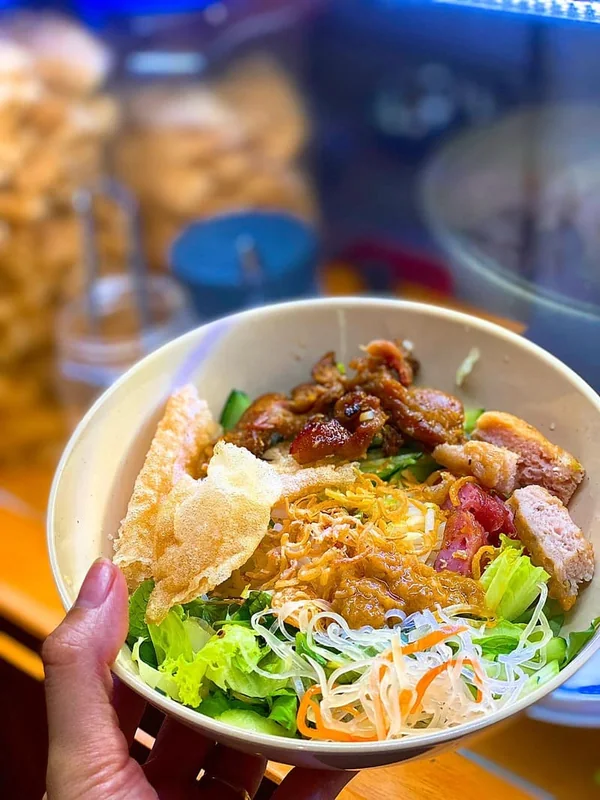 Bánh xèo tôm nhảy tại Phố ẩm thực Quy Nhơn
