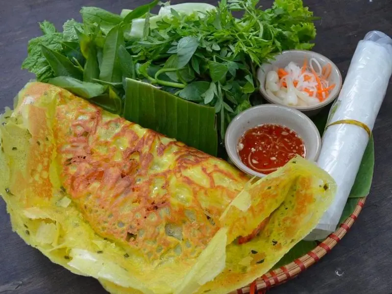 Rau lá và nước chấm dùng kèm