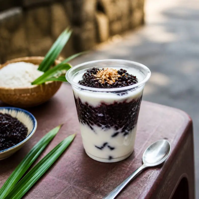 Sữa chua nếp cẩm Đà Lạt 10k: góc ăn vặt giản dị ở Nhà Chung