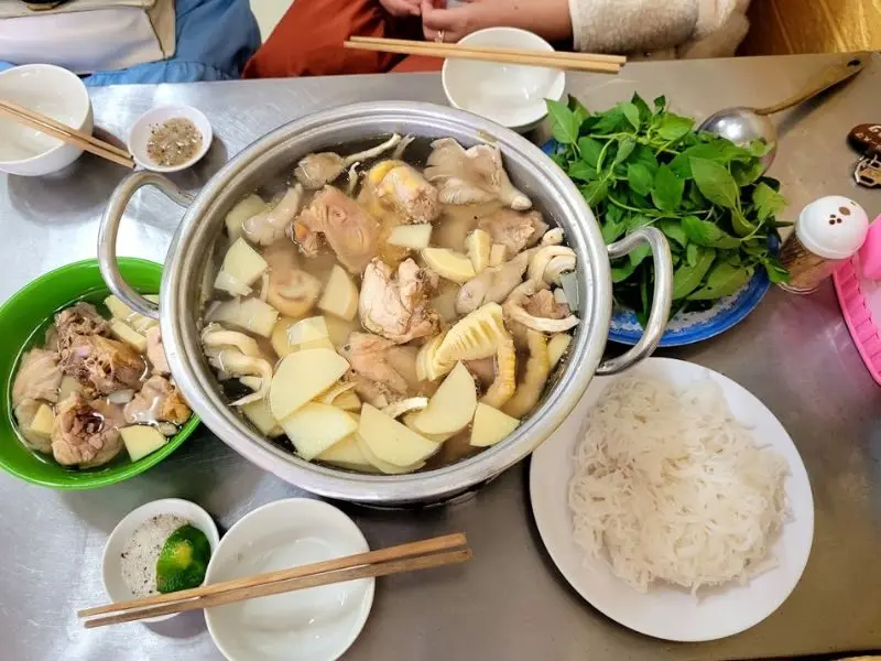 Lẩu gà lá é Tao Ngộ 89 Hai Bà Trưng