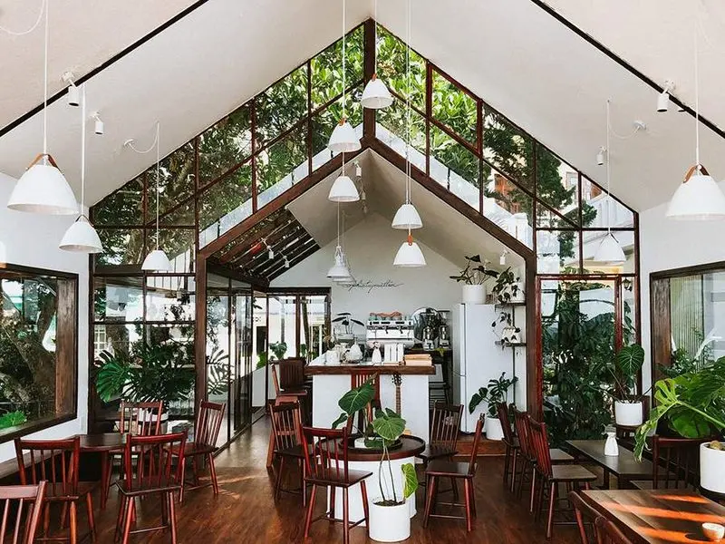 Tiệm Cà Phê Phía Tây Mặt Trời