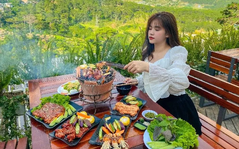 Tiệm gà Lưng Chừng Đồi