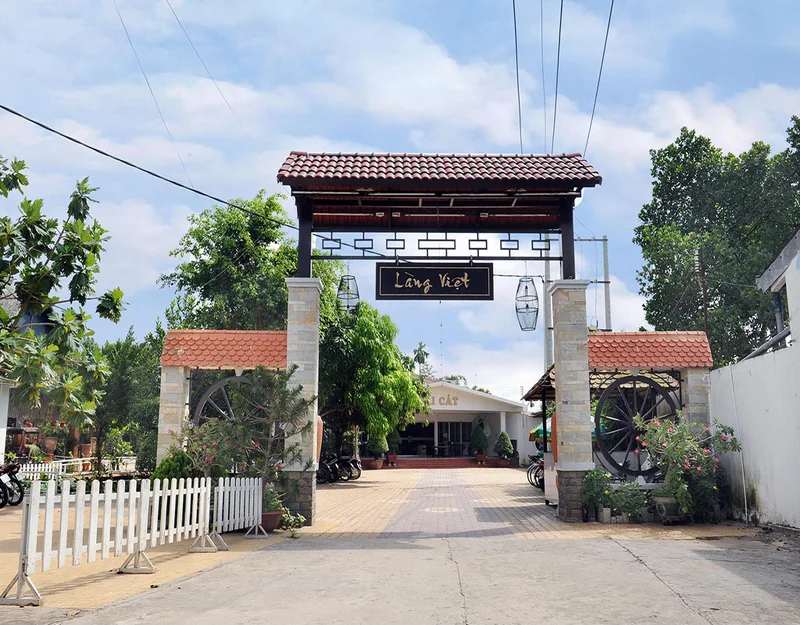 Nhà hàng Làng Việt