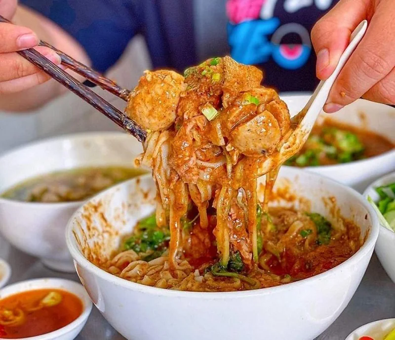 Hủ tiếu sa tế Chín Hoàng