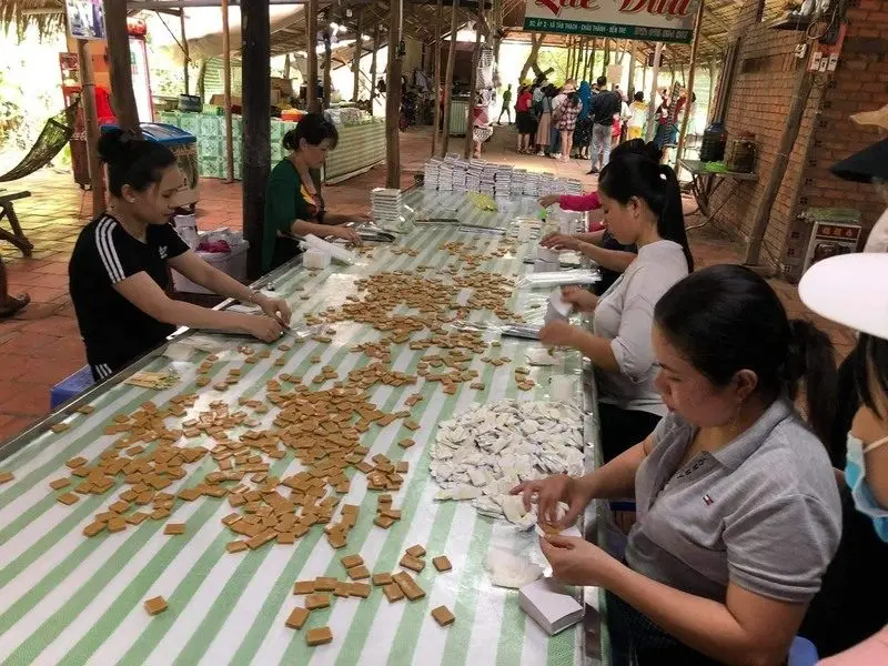 Trải nghiệm làm kẹo ở Mỏ Cày và Châu Thành