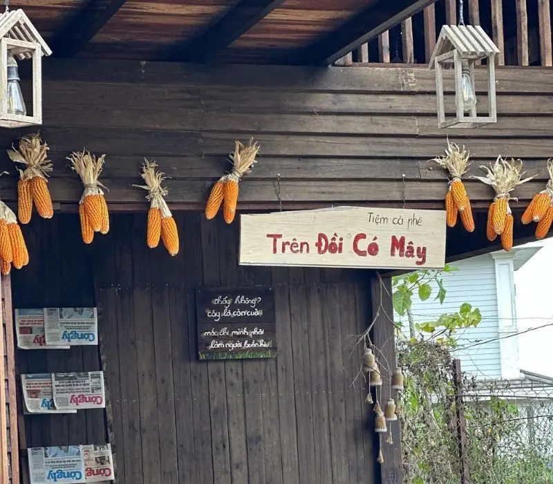 Không gian gỗ mộc và góc check-in
