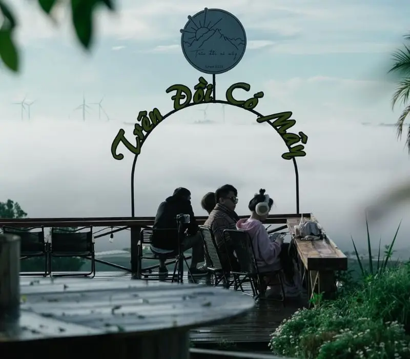 Tổng quan Trên Đồi Có Mây Coffee