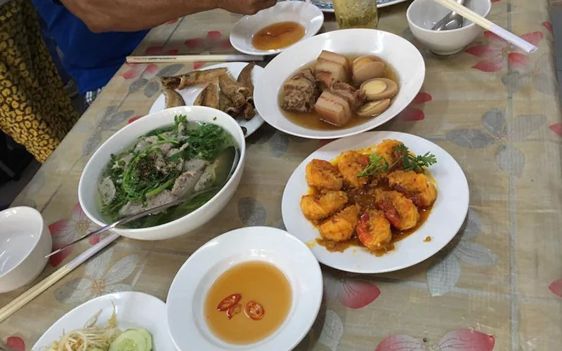 Phố Ăn Vặt Bờ Kè