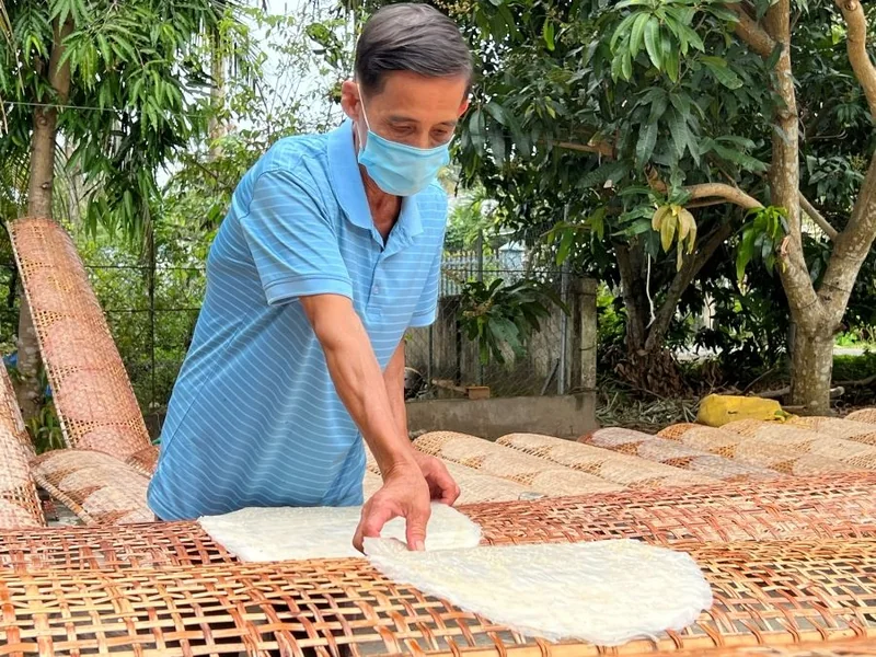 Bánh tráng nem cù lao Lục Sĩ