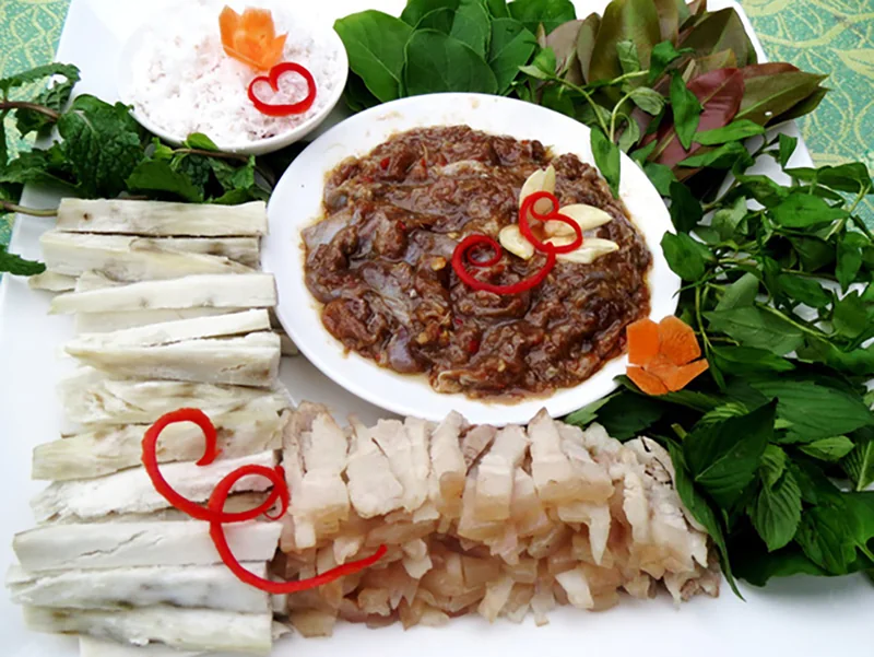 Khoai lang chấm mắm sống