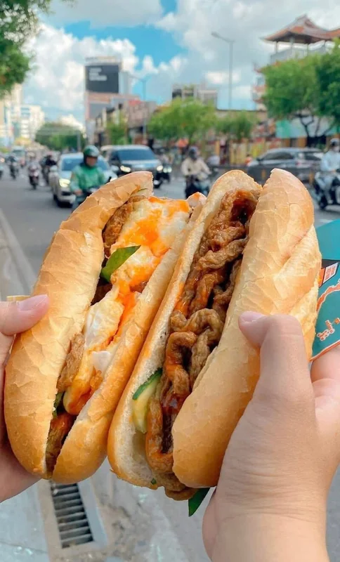 Bánh mì chả cá Thu