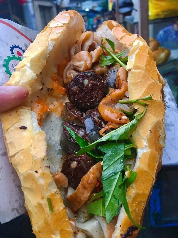 Bánh mì phá lấu khu Bến Đình